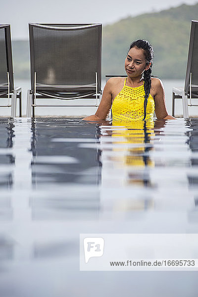 schöne Frau genießt eine entspannende Zeit im Pool eines Luxusresorts