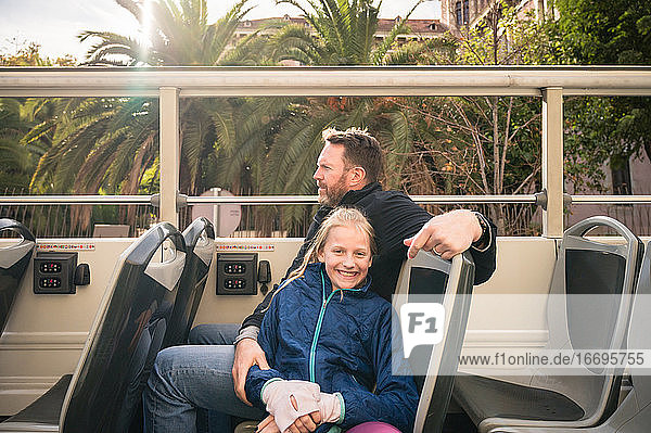 Vater und Tochter fahren im Open-Air-Tourbus in Barcelona  Spanien