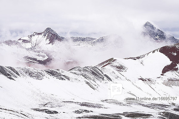 Schneebedecktes Rotes Tal vom Rainbow Mountain Trail aus gesehen  Pitumarca  Peru