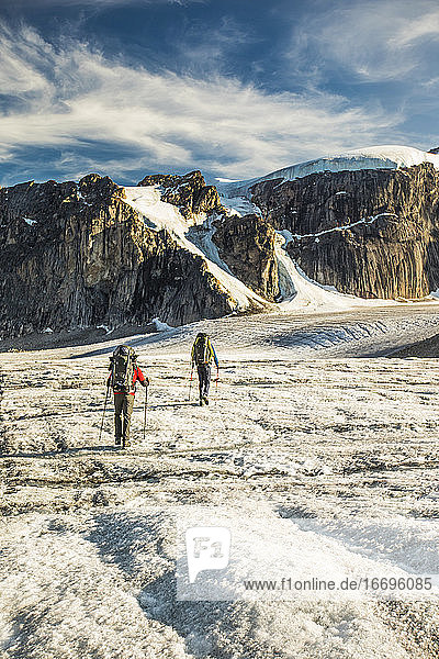 Rückansicht von zwei Bergsteigern  die den Auyuittuq-Nationalpark erkunden