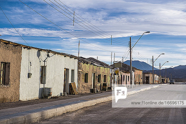 Straßenszene  Ollague  an der Grenze zwischen Chile und Bolivien