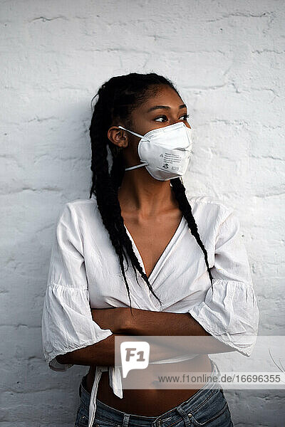 Junge schwarze Frau mit Gesichtsmaske