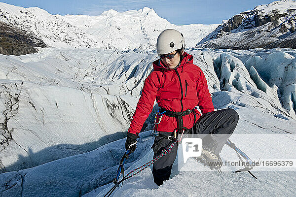 Frau beim Klettern auf dem Fjallsjökull-Gletscher in Island