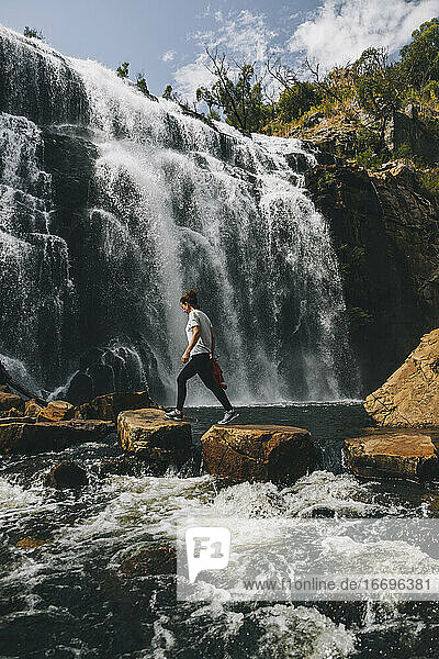 Junge Frau spaziert an den MacKenzie-Wasserfällen im Grampians National Park  Victoria  Australien