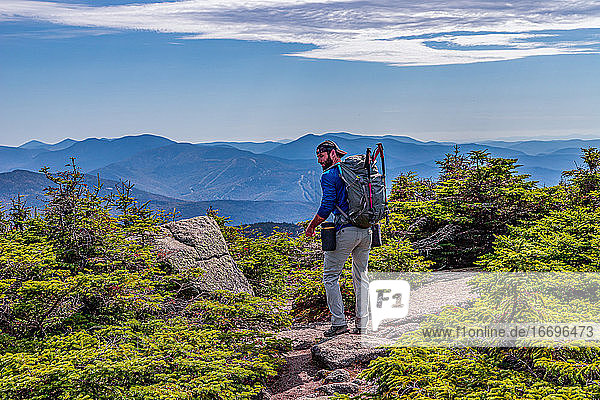 Mann beim Wandern mit Rucksack entlang des Gipfels in den White Mountains von NH.