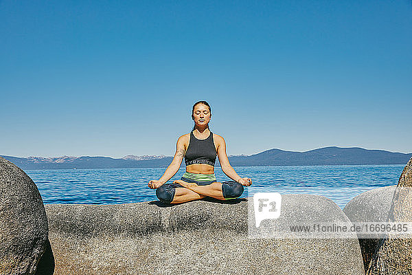 Junge Frau übt Yoga am Lake Tahoe in Nordkalifornien.