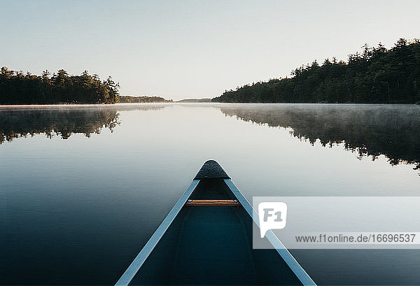 Bug eines Kanus am Morgen auf einem nebligen See in Ontario  Kanada.