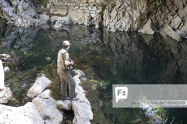 Fischer  die in Nordspanien Lachse fangen