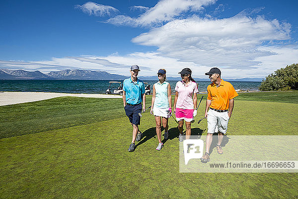 Vier Personen spielen Golf in Edgewood Tahoe in Stateline  Nevada.
