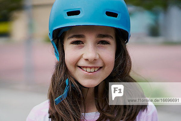 Porträt eines Mädchens mit blauem Helm
