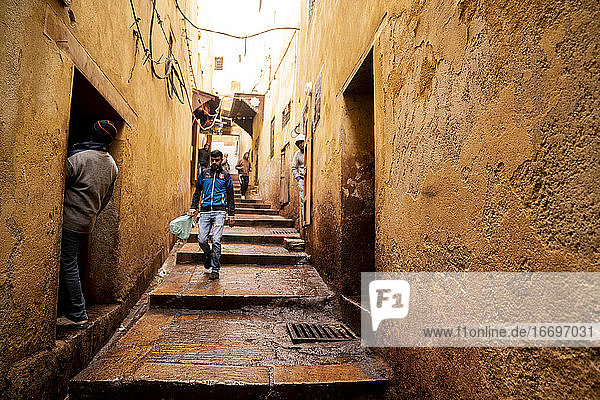 Mann beim Einkaufen und Spazierengehen in Fez  Marokko