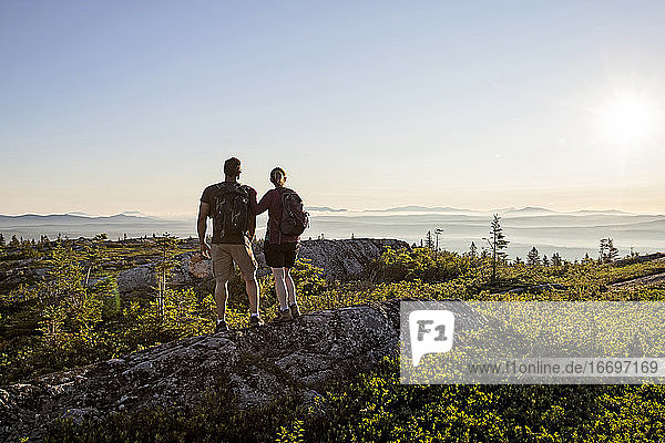 Ehepaar steht zusammen und betrachtet die Aussicht vom Gipfel des Moxie Bald Mountain