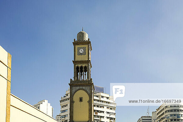 Alter Uhrenturm in der historischen Medina im Zentrum von Casablanca