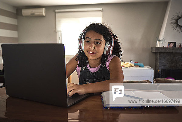 ein Mädchen  das sich zu Hause auf seine Hausaufgaben konzentriert