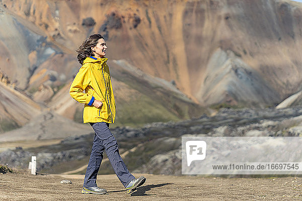 Junge Frau bewundert die fremde Vulkanlandschaft Islands