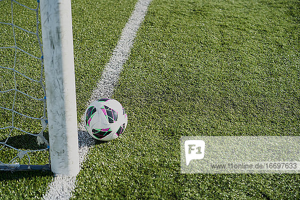 Fußball Fußballtore und Ball auf sauberen leeren grünen Feld