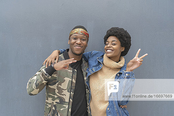 Afrikanisches Paar lächelt  um ein Foto zu erhalten