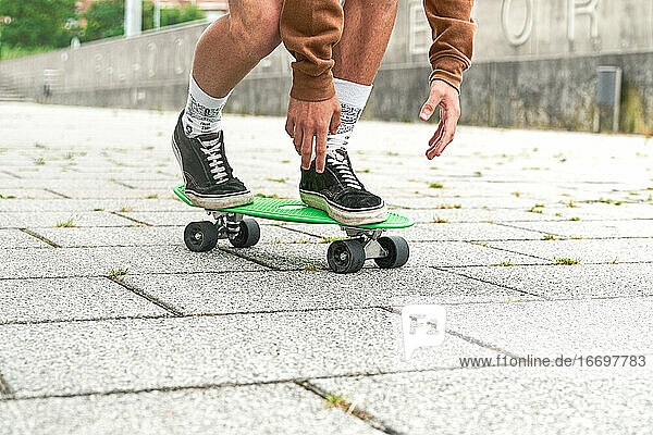 Nahaufnahme eines Skateboarders  der im Park einen Trick macht. Konzept der Freizeitbeschäftigung  Sport  Extrem  Hobby und Bewegung.