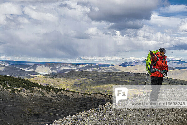 Wanderin im Torres del Paine National Park in Patagonien