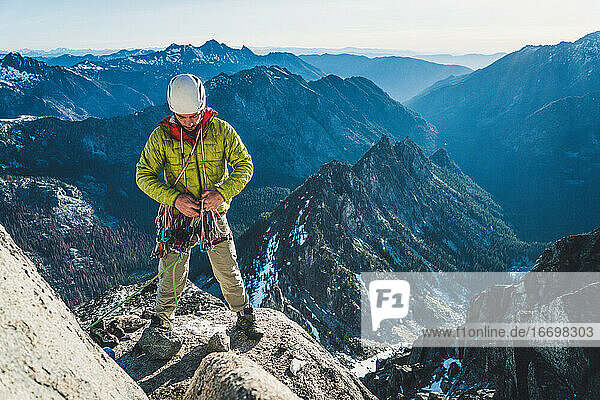 Mann sortiert Kletterausrüstung beim Bergsteigen in Washington