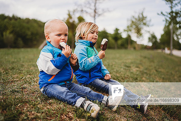 Junge Burschen essen ein Eis im Park