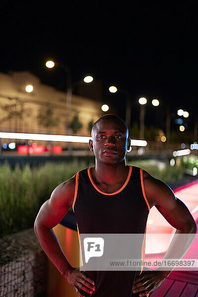 Selbstbewusster schwarzer Läufer auf der Straße