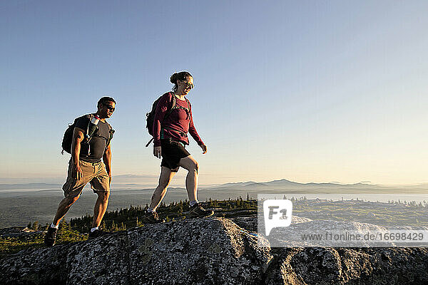 Ein gemischtrassiges Paar erreicht den Gipfel eines Berges  Appalachian Trail Maine