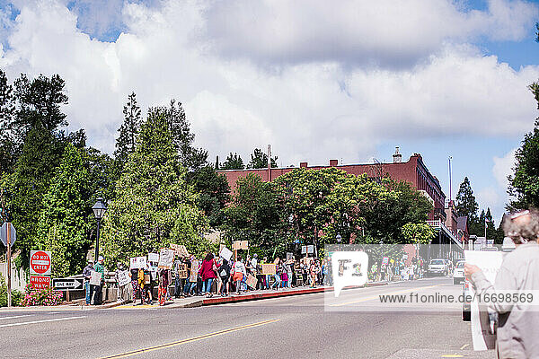 Friedliche Demonstration im ländlichen Grass Valley  Kalifornien Protest