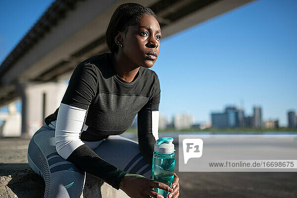Afroamerikanische Sportlerin mit ruhendem Wasser