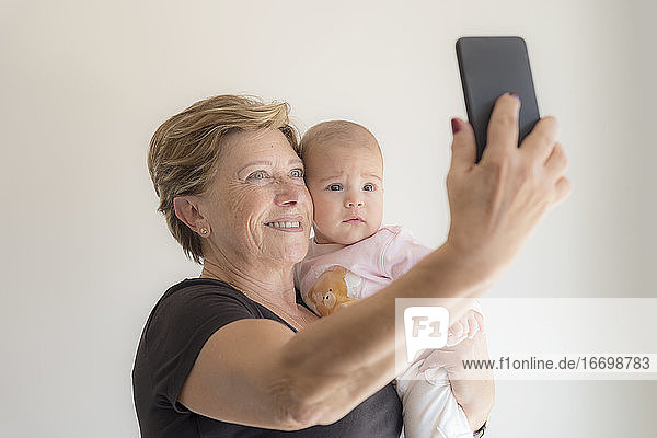 Großmutter macht ein Selfie mit ihrer Enkelin