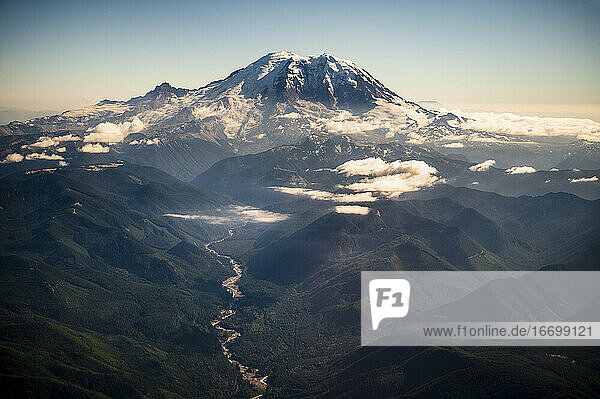 Mount Rainier aus einem Flugzeugfenster mit dramatischem Licht