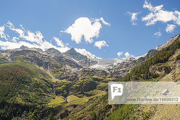 Blick auf die Alpen bei Zermatt mit Gletscher im Hintergrund