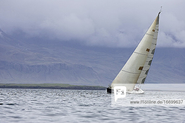 Segelboot kippt bei Wind in Island