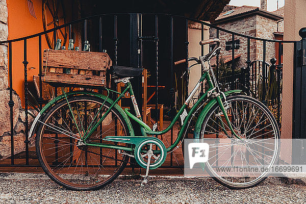 Altes Fahrrad. Bauernhaus. Rustikale ländliche Szene in der Mitte Spaniens. Transport vor der Tür geparkt. Europa.