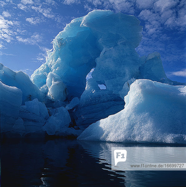 Nahaufnahme eines schwimmenden Eisbergs in einem Fjord in Ostgrönland