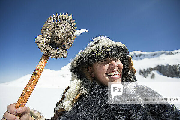 Lächelnder indianischer Jäger in traditioneller Pelzkleidung.