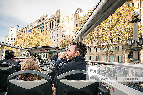 Vater und Tochter im Doppeldecker-Tourbus in Barcelona