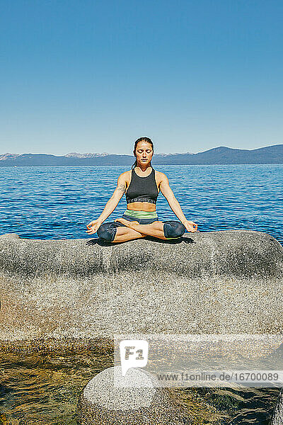Junge Frau übt Yoga am Lake Tahoe in Nordkalifornien.