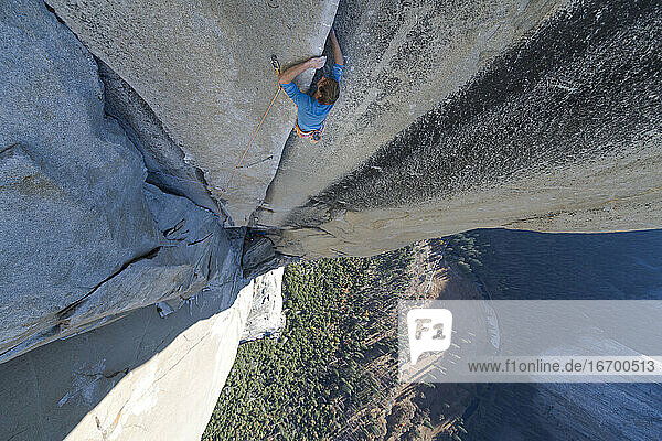 Konzentriert klettern und nach oben schauen Klettern hart an der Nose Yosemite