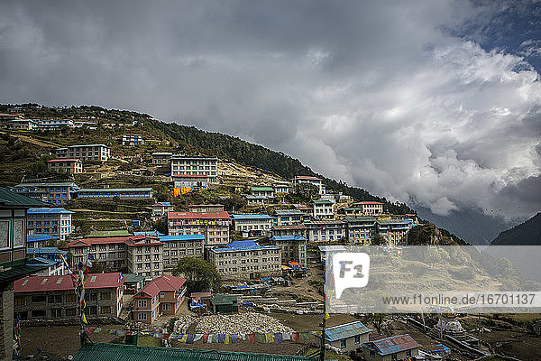 Das Sherpa-Dorf Namche Bazaar  entlang des Weges zum Mount Everest.