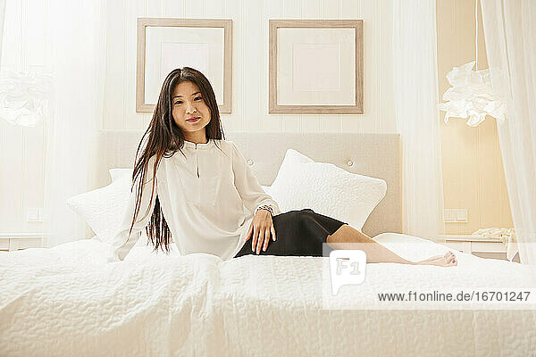 Geschäftsfrau entspannt sich auf einem Bett in einem Luxushotel in Island