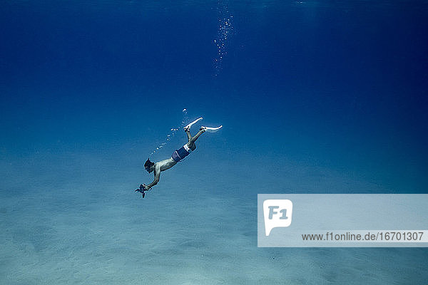 Unterwasserfotograf taucht in Hawaii tief zum Meeresboden