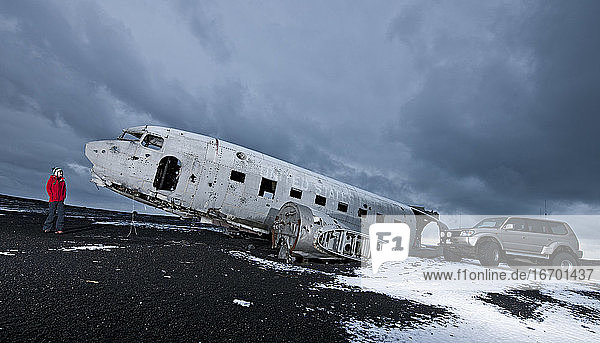 Frau erforscht berühmtes Flugzeugwrack in Island