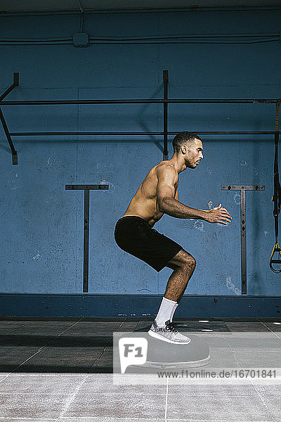 Ein männlicher afroamerikanischer Sportler beim Training im Fitnessstudio
