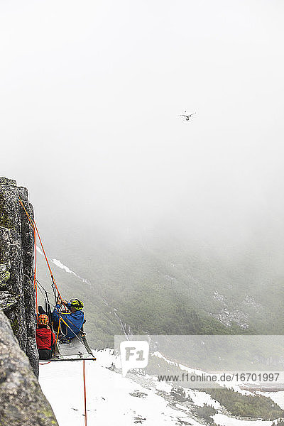 Drohne fängt Luftvideo von Kletterern am Portaledge ein  Klettern.