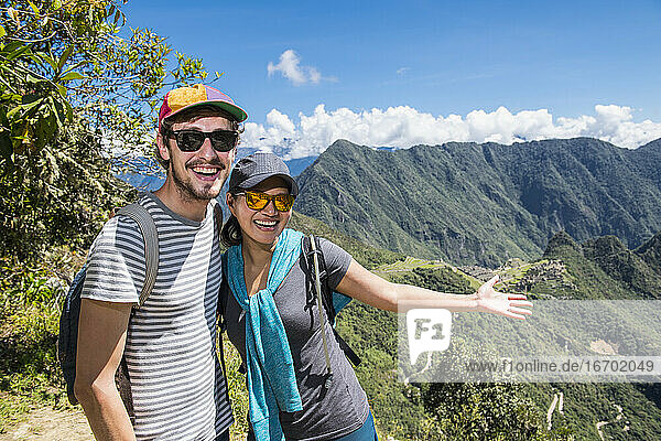 Pärchen posiert für die Kamera auf dem Inkapfad in der Nähe von Machu Picchu