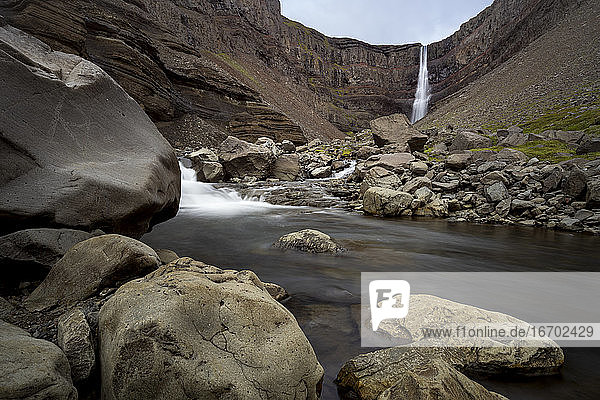Blick auf den Hengifoss-Wasserfall auf einer Klippe  Ostregion  Island