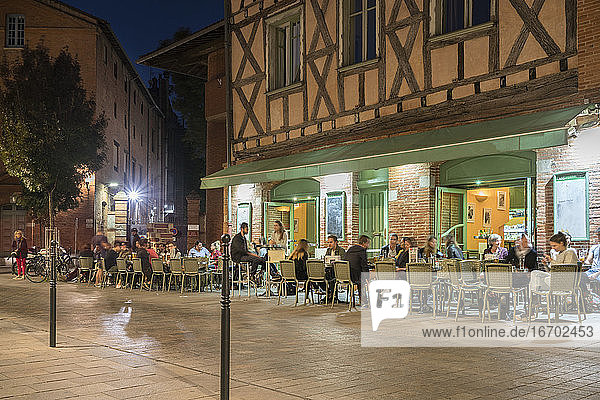 Künstlercafé und Bar in der Altstadt von Toulouse bei Nacht am Fluss