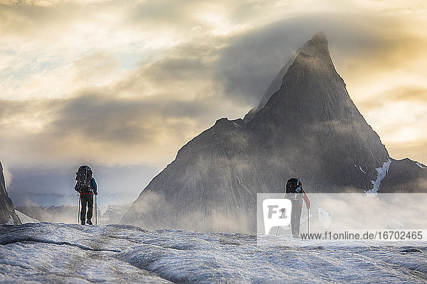 Zwei Rucksacktouristen wandern zum Mt. Loki  Baffin Island  Kanada.
