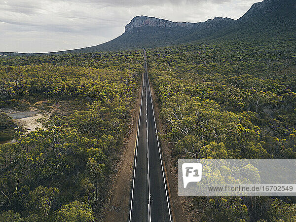 Endlose Straße aus der Luft in Richtung Berge im Grampian National Park  Victoria  Australien